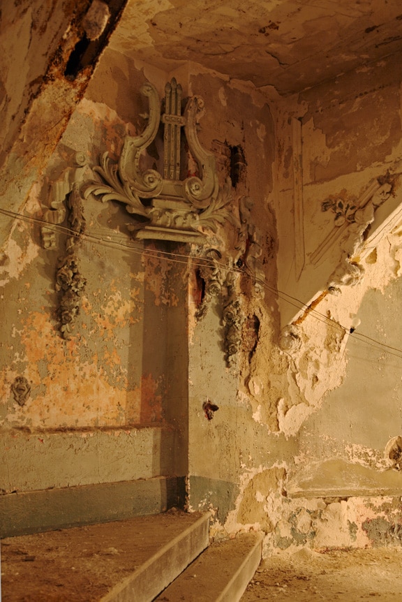 metropolitanoperahousevert lyre detail